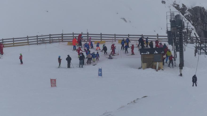 Casi 6.600 esquiadores en un fin de semana de mal tiempo en las estaciones asturianas