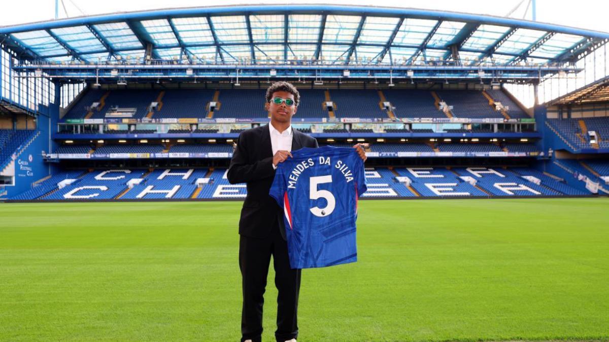 El hijo de Thiago Silva posa con la camiseta del Chelsea en Stamford Bridge