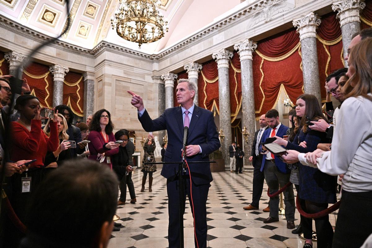 El nuevo Presidente de la Cámara de Representantes de los Estados Unidos, Kevin McCarthy, habla con los reporteros en Statuary Hall.