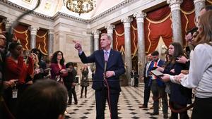 El nuevo Presidente de la Cámara de Representantes de los Estados Unidos, Kevin McCarthy, habla con los reporteros en Statuary Hall.