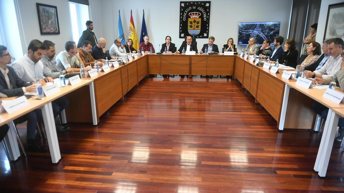Reunión de alcaldes y representantes municipales de concellos de Galicia afectados por el paso de la autopista AP-9.