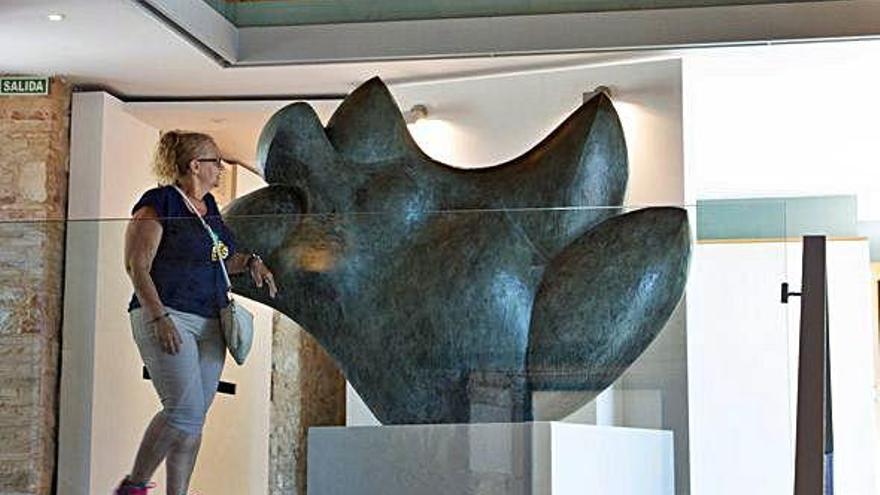 Una mujer visita el museo de Lobo en la Casa de los Gigantes.