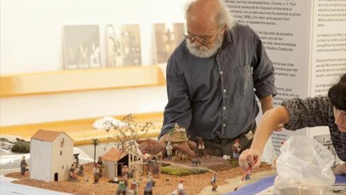 Josep Mañà, durante el montaje de su pesebre.