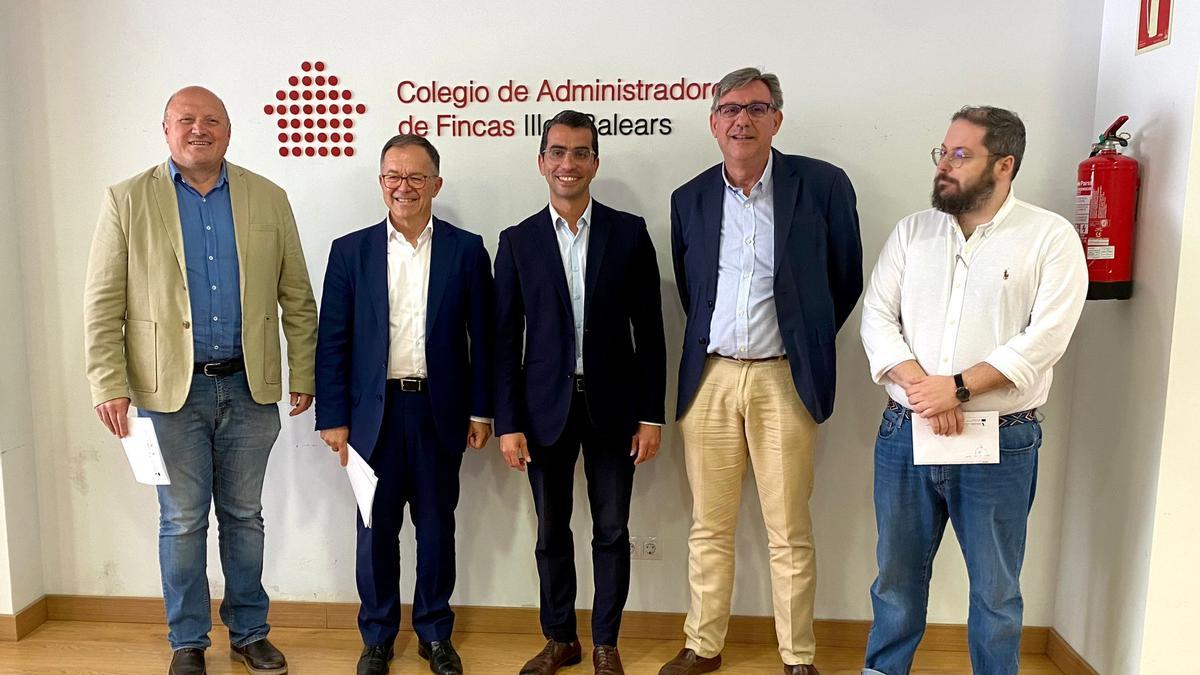 Visita del Govern a la oficina informativa del Colegio de Administradores de Fincas.