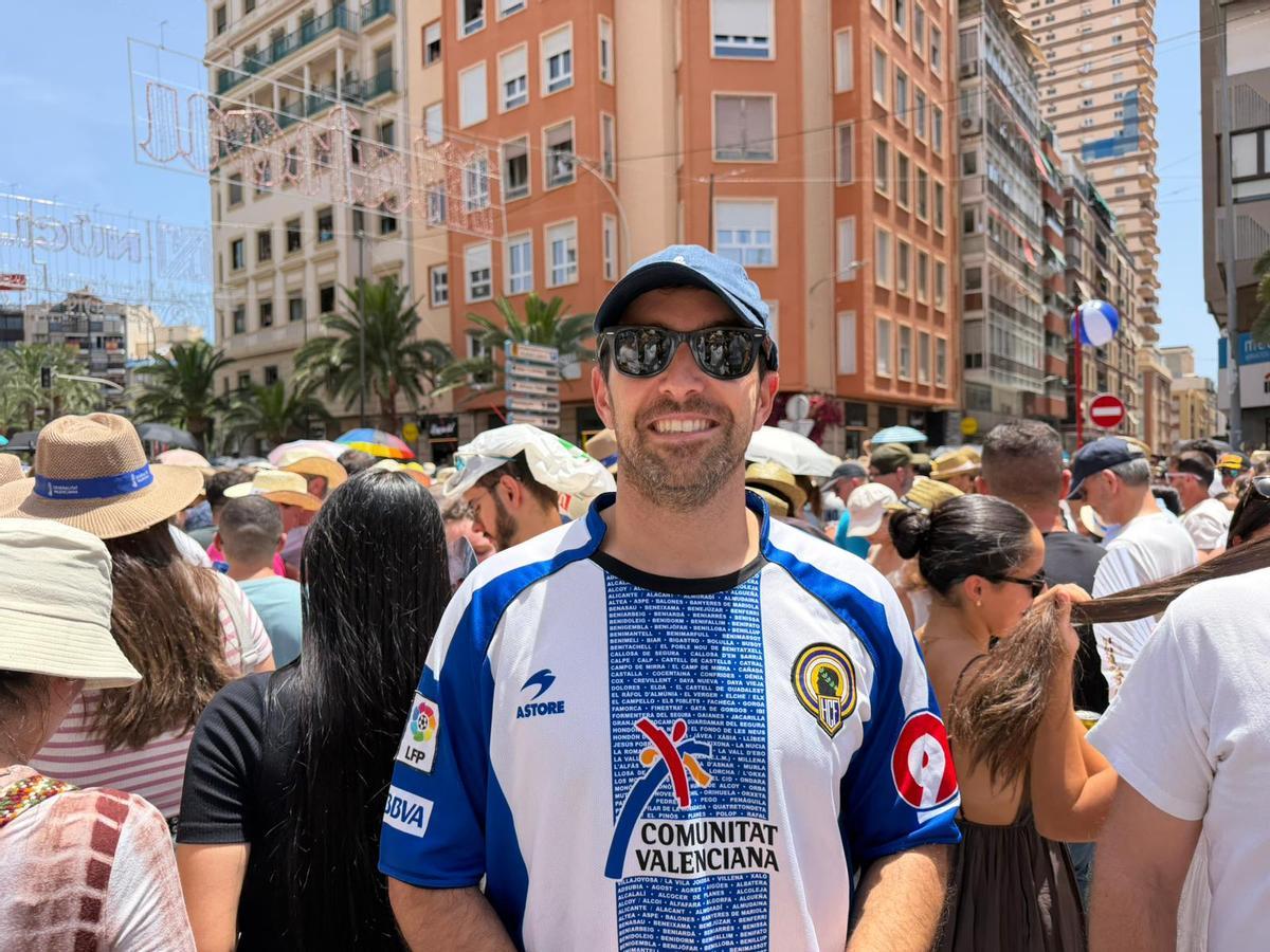 Pablo Miralles, aficionado del Hércules, este martes antes de la mascletà.