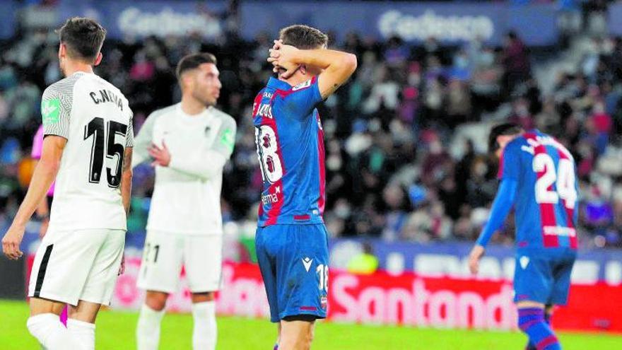 Jorge De Frutos lamenta una ocasión errada por el Levante UD ante el Granada. | J.M.LÓPEZ