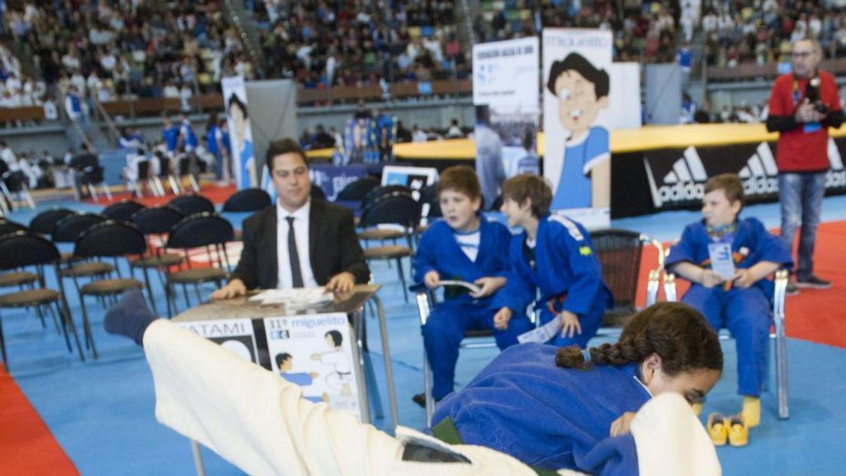 Dos judokas, en el Miguelito de 2019 en el Coliseum. |  // CASTELEIRO / ROLLER A.