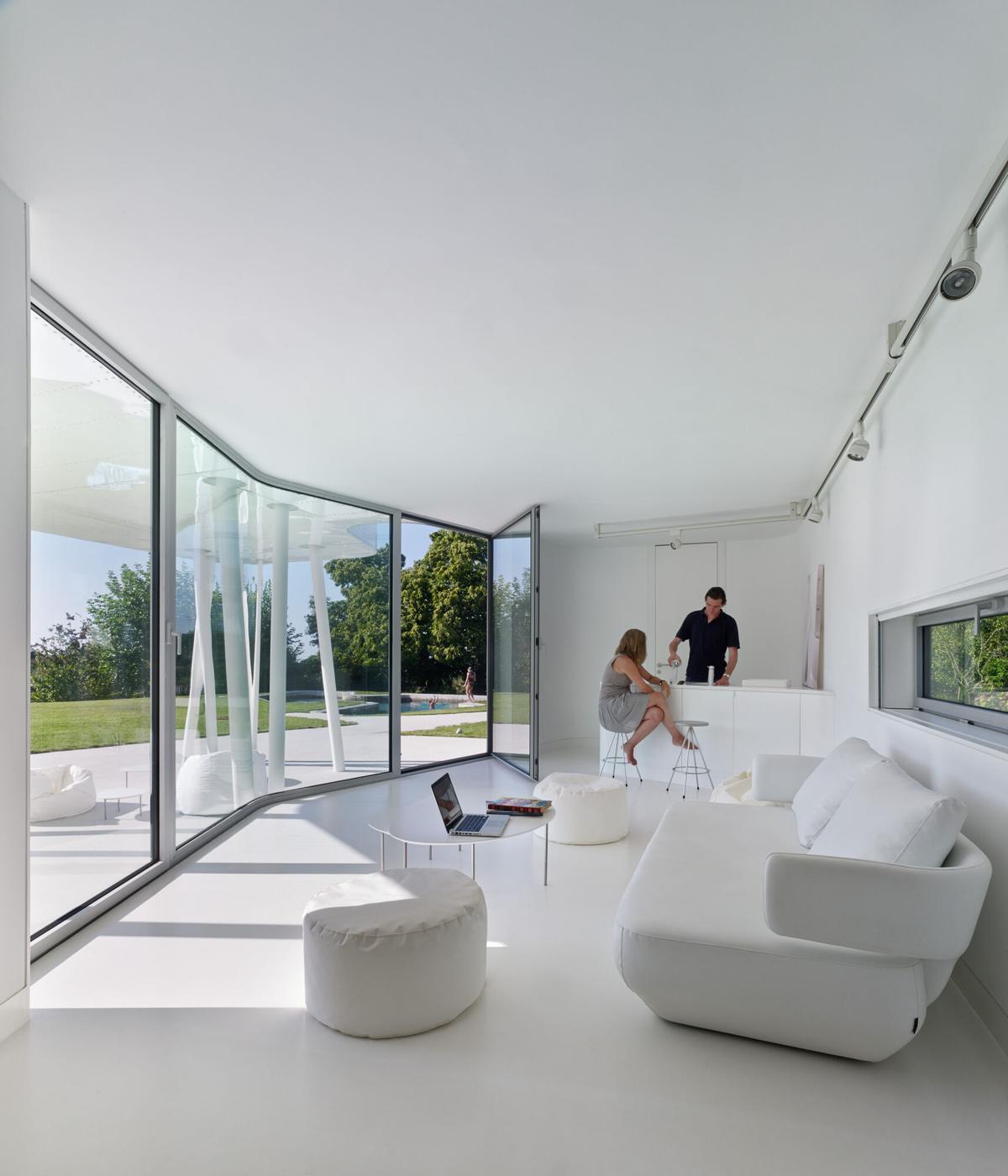 Interior de la Casa V, diseñada por el estudio DOSIS, en Oleiros.