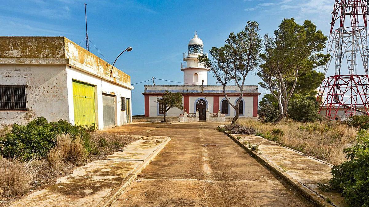 Los edificios de la torre de Cabo San Antonio.