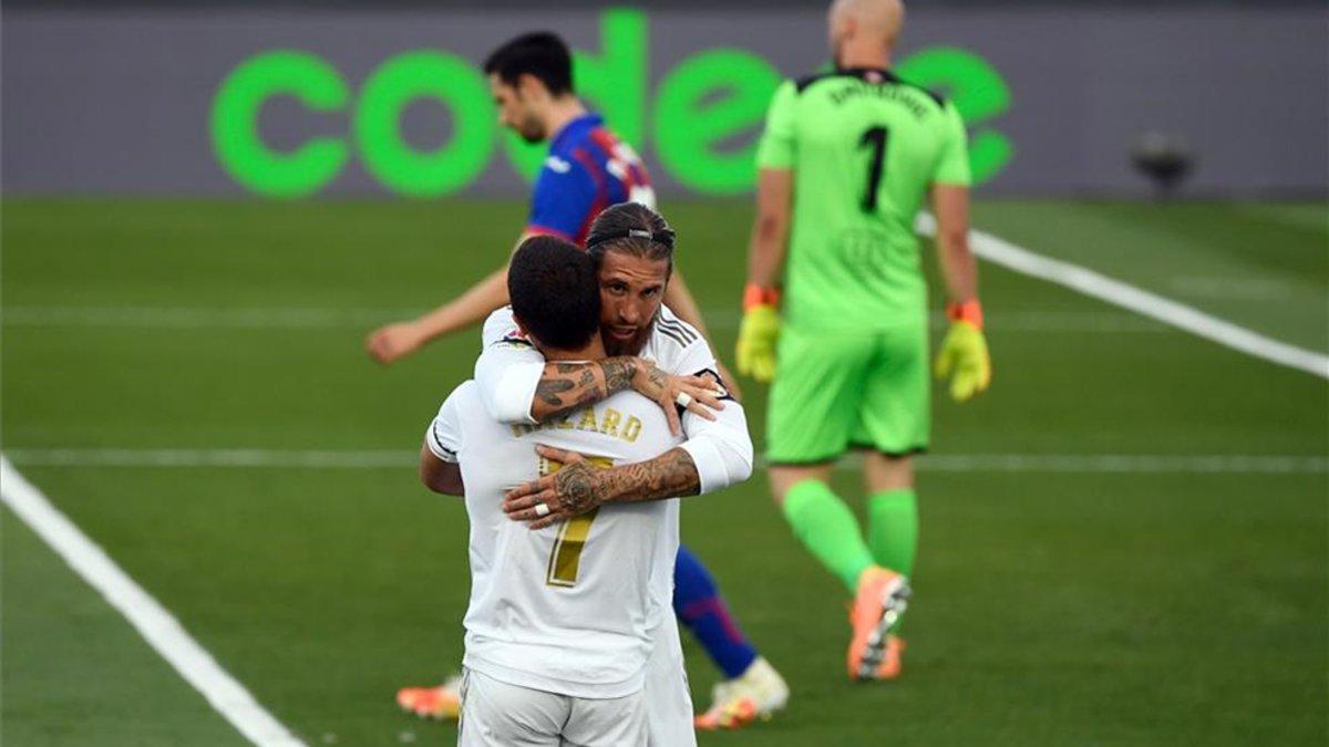 Ramos se abraza con Hazard para celebrar el 2-0 en el Alfedo Di Stéfano