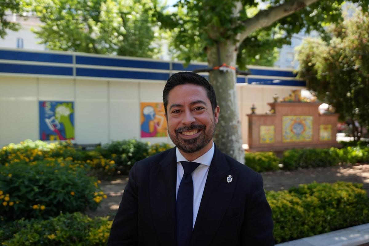José Antonio Casablanca, concejal de Cultura de Badajoz, en la Feria del Libro.