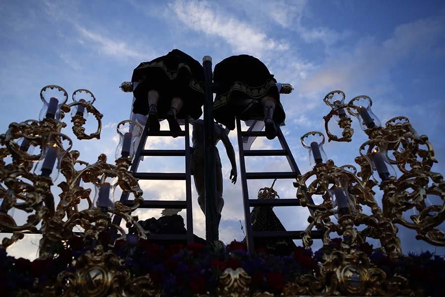 El Descendimiento abre la esperanza del Viernes Santo