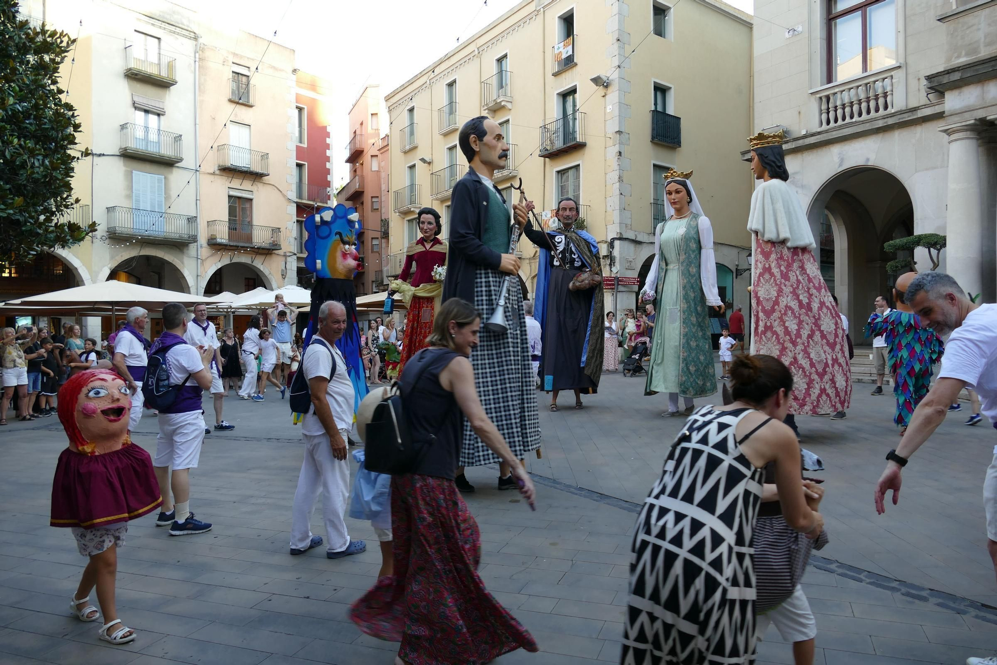 Els gegants de Figueres animen les Festes de Sant Pere amb el ball del seguici i una exposició
