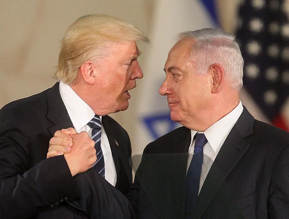 El presidente de EE UU ha estrechado las relaciones de su país con Israel, su aliado más fuerte en Oriente Medio. Trump ha anunciado el traslado de la embajada de EE UU de Tel Aviv a Jerusalén, una medida que ha llevado la irritación a los palestinos. En la imagen, con el primer ministro israelí, Benjamin Netanyahu. AFP
