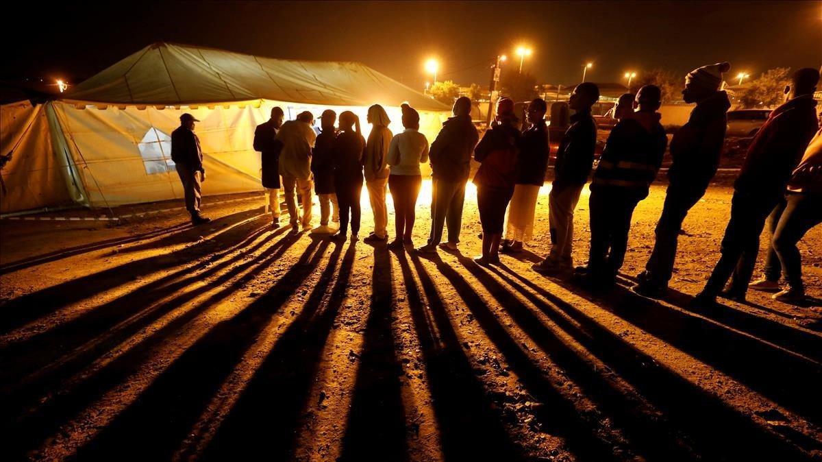 zentauroepp48077074 voters queue to cast their ballots before polls close outsid190509121952