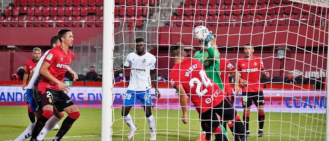 Manolo Reina palmea el balón sobre la línea para evitar un claro gol del Tenerife.