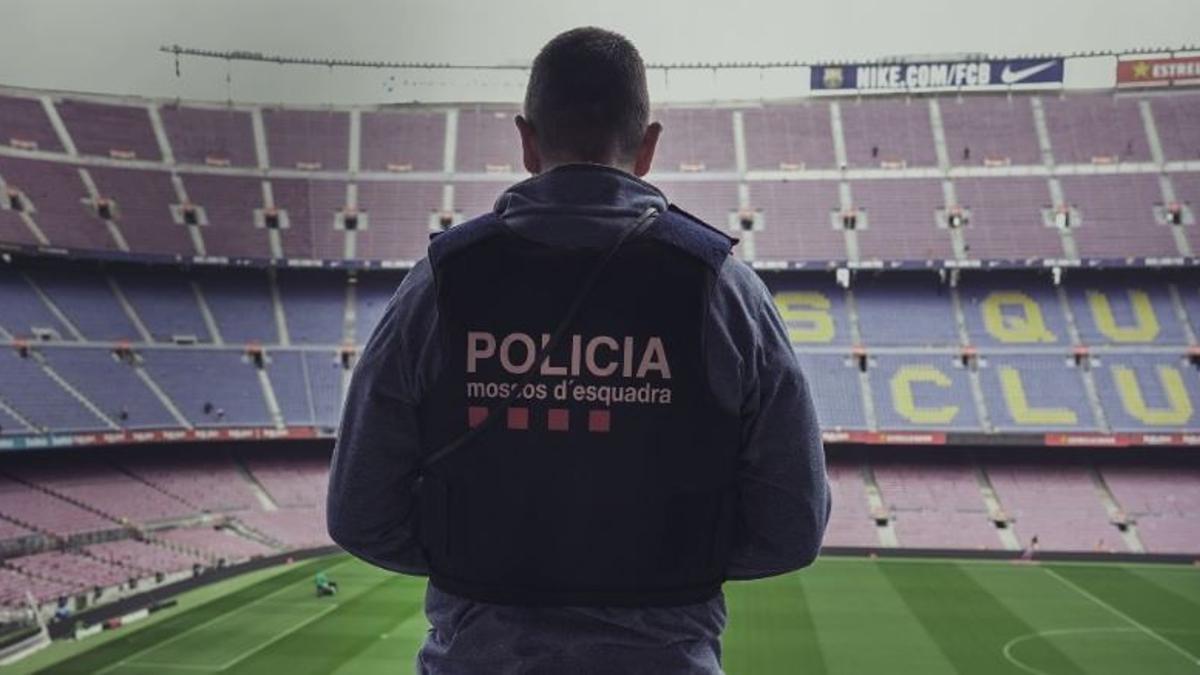 Un agent dels Mossos d'Esquadra al Camp Nou