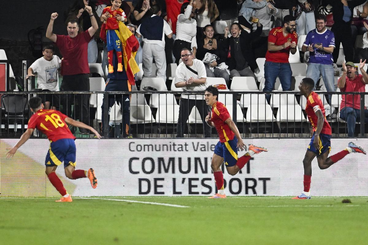 Gonzalo celebra su gol con España sub21