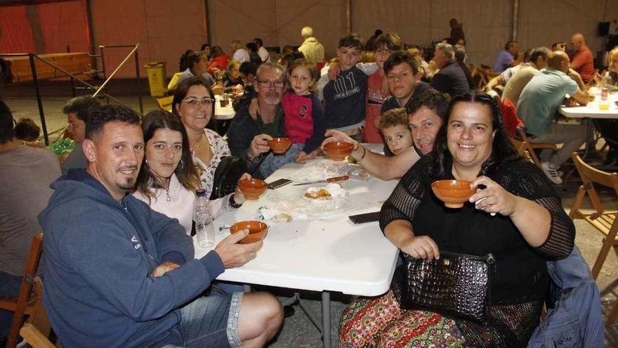 Un grupo de asistentes, ayer, en la fiesta. // Santos Álvarez