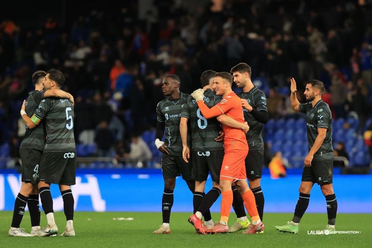Los jugadores del Castellón celebran la victoria.