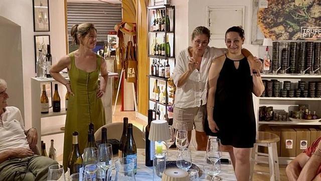 La chef estrella Michelín Maca de Castro, junto a la sumiller Daniela Sanjuán y la propietaria de Vinoteca Ideal, Marina Aller, comentando las malvasías mallorquinas.