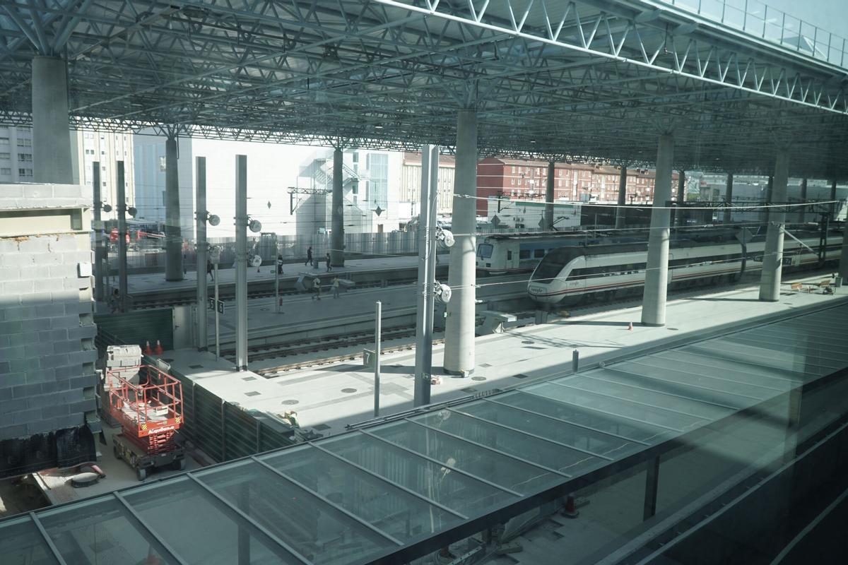 La nueva estación de tren de A Coruña encara la recta final de sus obras, que el Administrador de Infraestructuras Ferroviarias (Adif) prevé terminar a finales de año. La nueva estación de tren de A Coruña encara la recta final de sus obras, que el Administrador de Infraestructuras Ferroviarias (Adif) prevé terminar a finales de año.