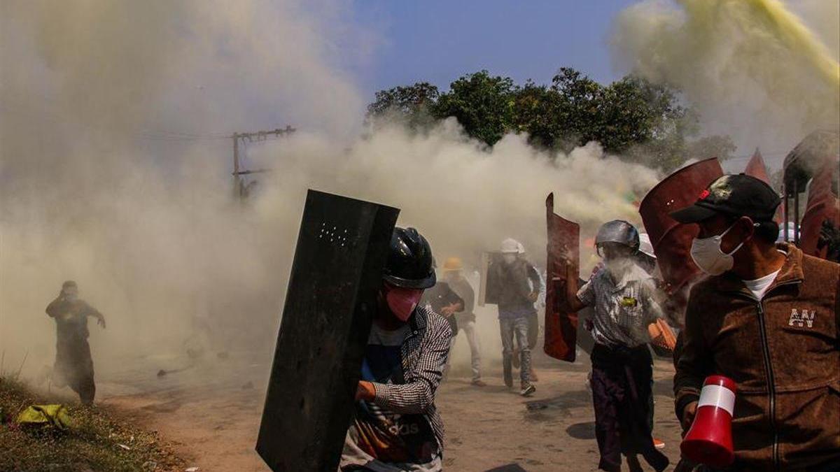 Los militares birmanos ordenan cerrar 5 medios independientes