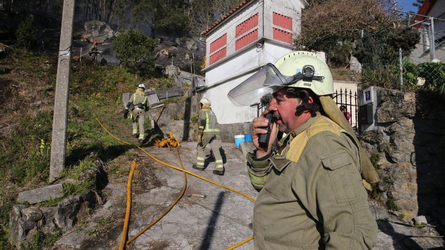 Un escape de quema causa un incendio forestal cerca de casas en Nerga