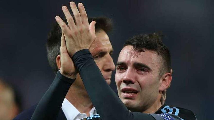 Iago Aspas aplaude a la afición del Celta tras la eliminación del equipo vigués en Old Trafford en mayo pasado. // Efe