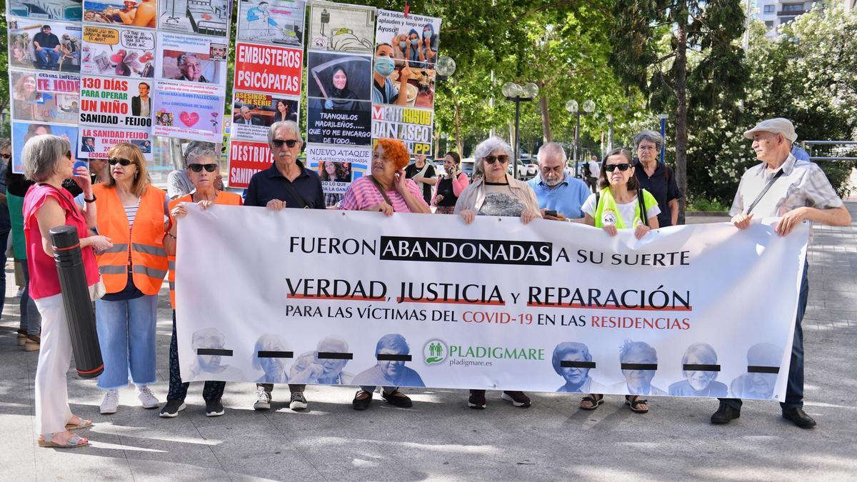 Marea de Residencias valora pedir la captura del responsable de los protocolos en residencias porque la jueza no le encuentra tras citarle Marea de Residencias valora pedir la captura del responsable de los protocolos en residencias porque la jueza no le encuentra tras citarle