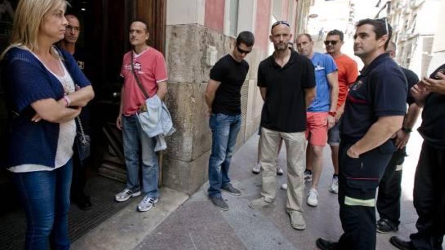 Una veintena de bomberos acudió a la cita con la alcaldesa. rafa arjones