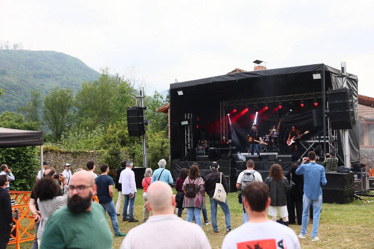 El concierto de "Indocentes" en la Central Artística de Bueño.