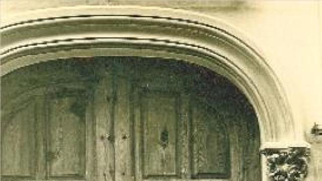 Joan Fuster, en la puerta de su casa de Sueca.