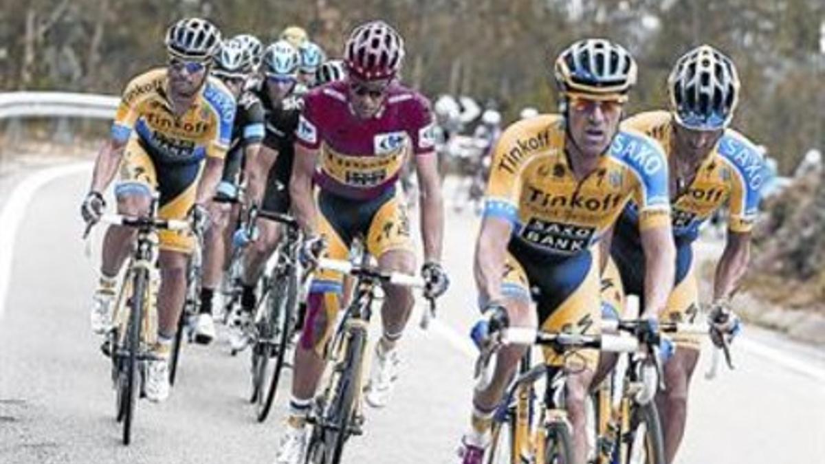 Contador, ayer, protegido por sus compañeros de equipo.