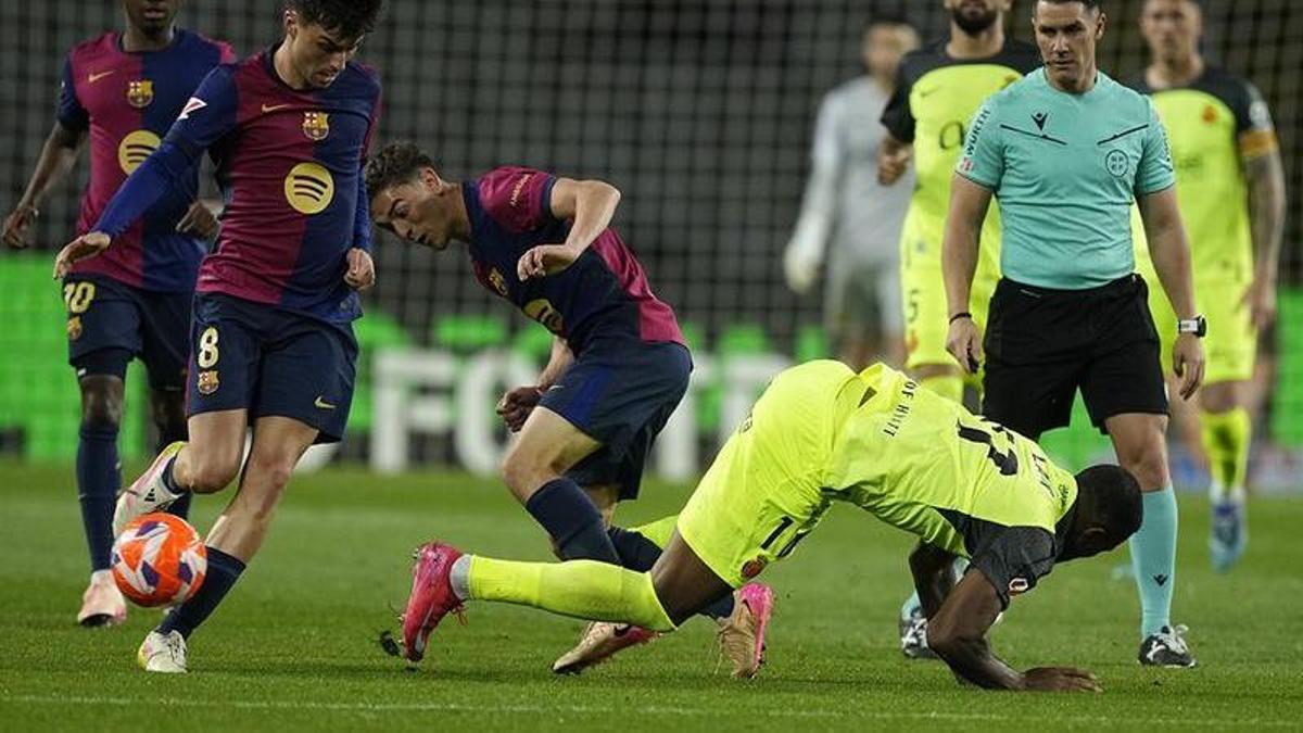Los jugadores del Barcelona Pedri y Gavi luchan con Cyle
