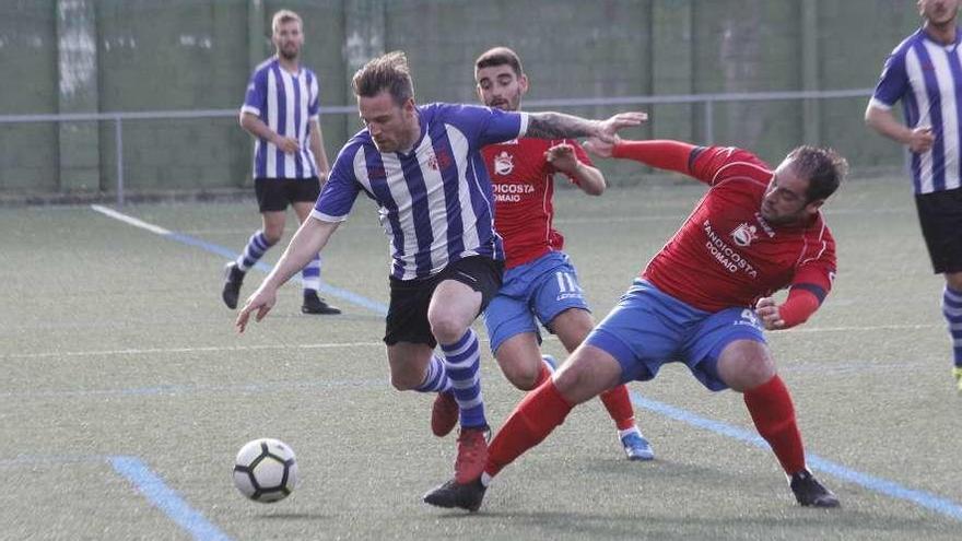 Una acción del derbi de ayer entre Bahía y Domaio disputado en el campo de San Amaro. // Santos Álvarez