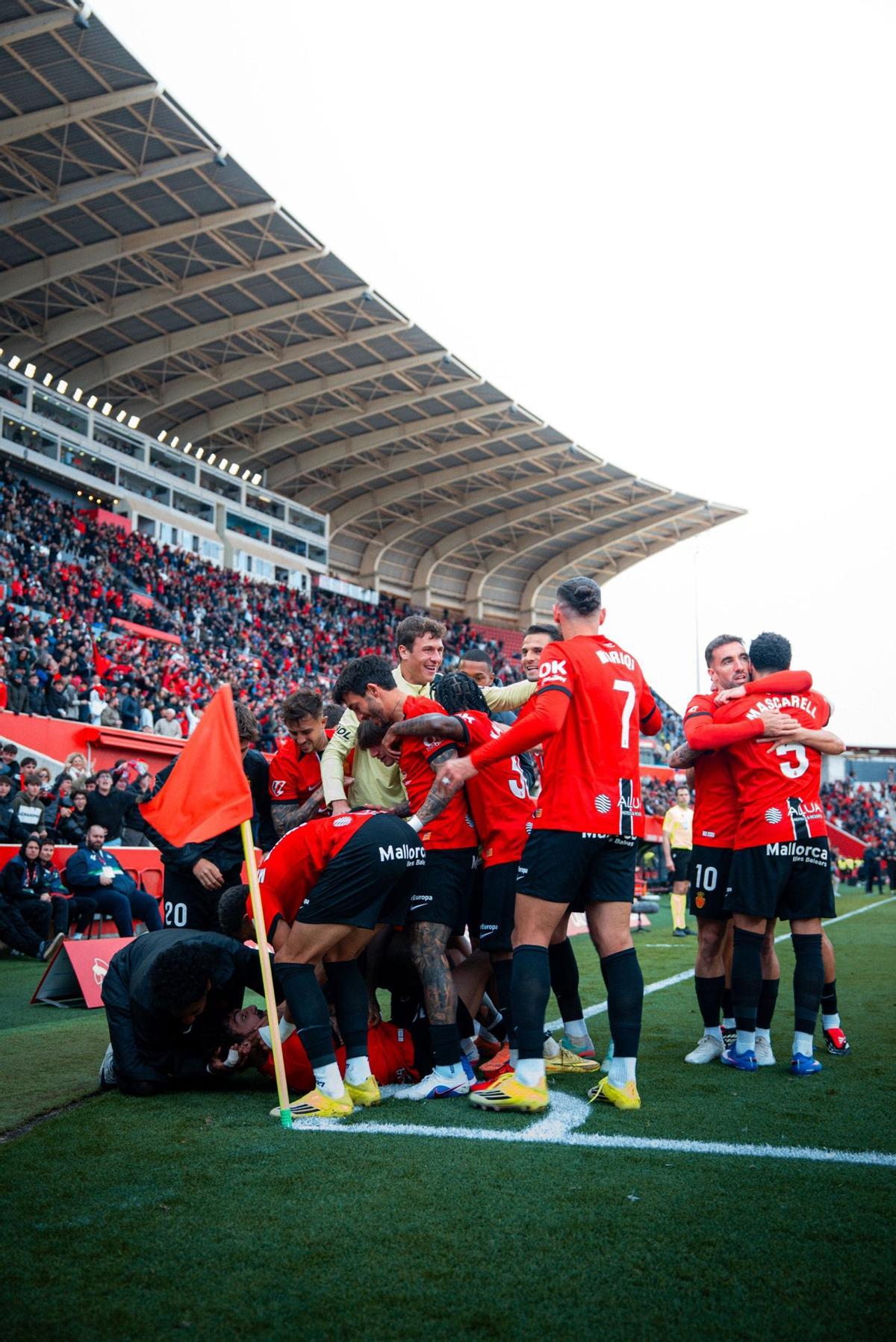 Los jugadores del Mallorca, celebrando el gol de Samu Costa ante el Espanyol.