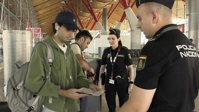 Controls a l’aeroport del Prat a passatgers de vols arribats d’Itàlia. | POLICIA NACIONAL / EFE