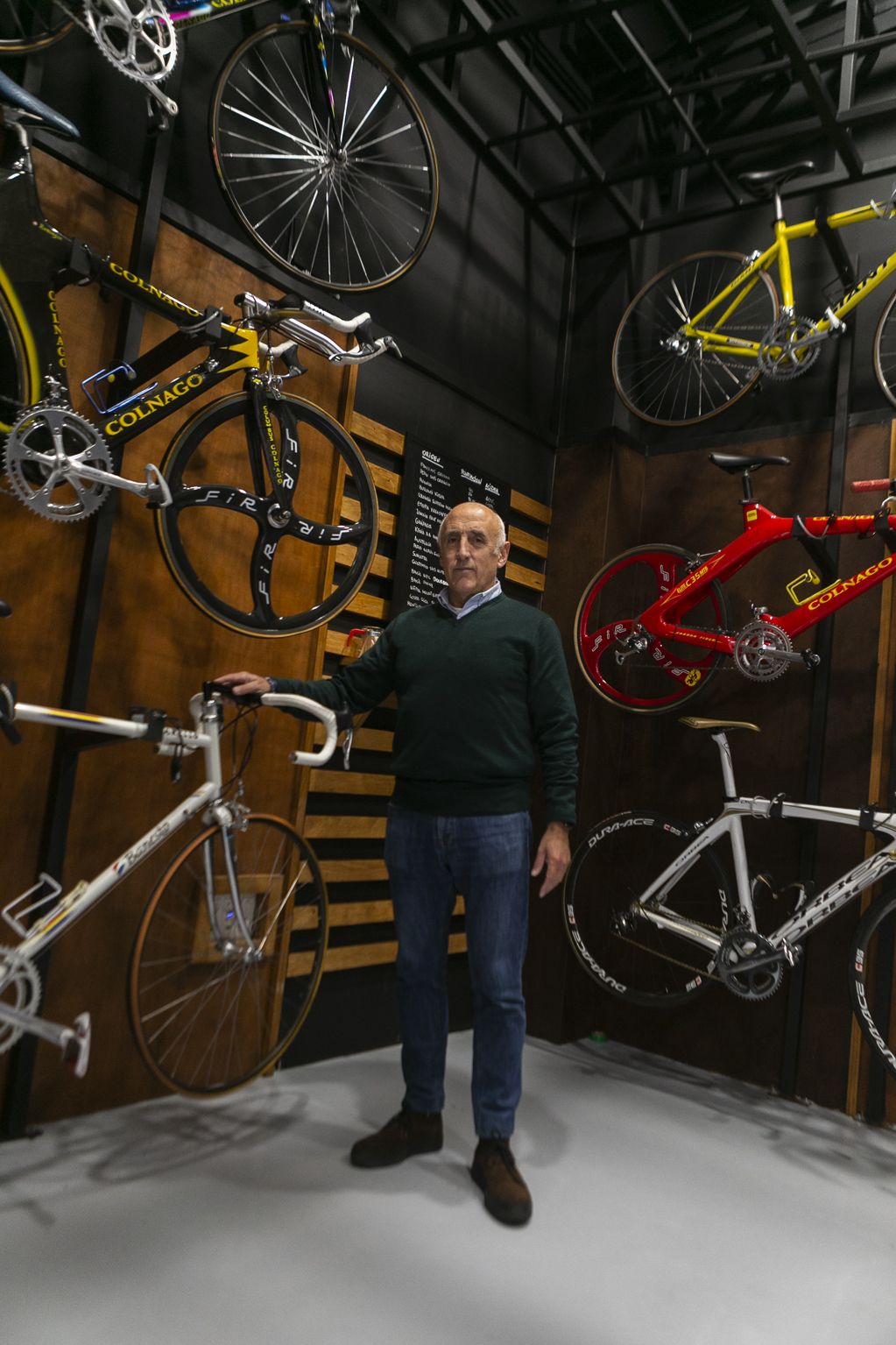Así es por dentro el tostadero de cafés de Avilés con bicicletas de campeones del mundo