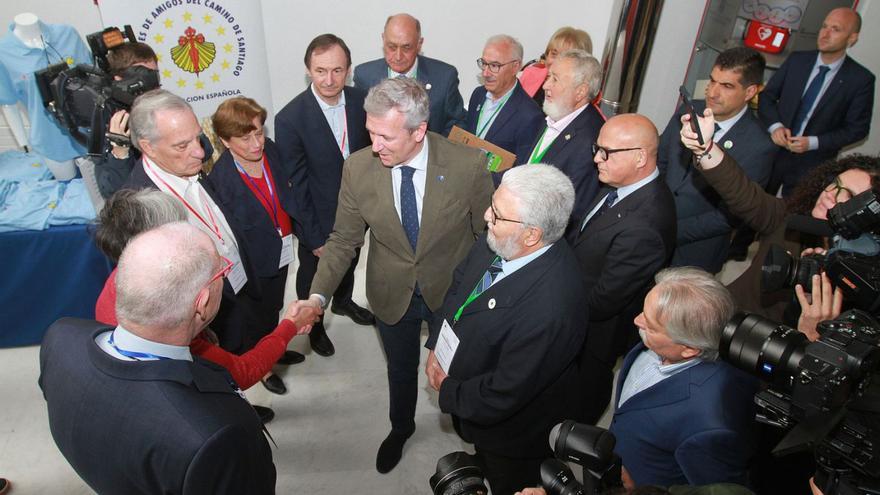 Alfonso Rueda saluda a representantes del Camino, en el congreso que se celebra en Ourense. |   // I. OSORIO