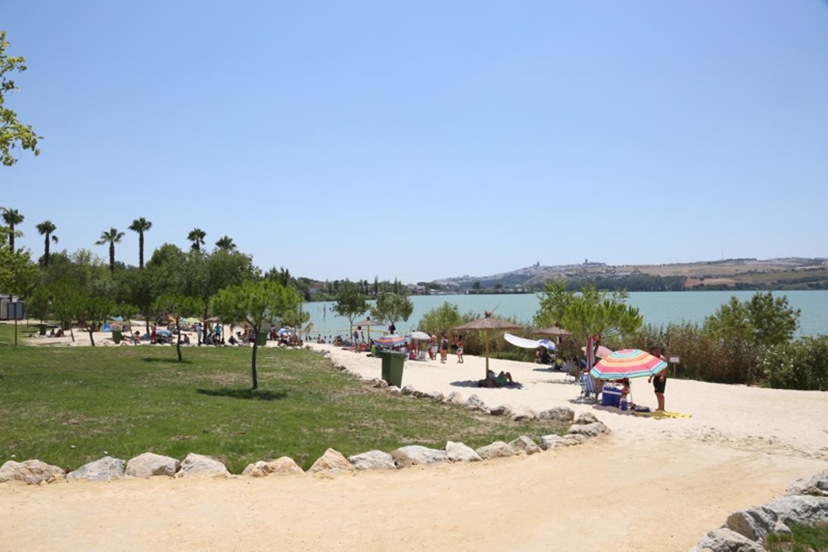 La Playita, la playa artificial gratuita de Arcos de la Frontera, en Cádiz