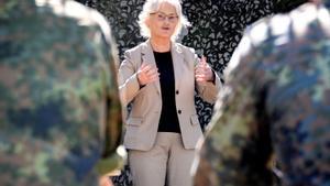 Dimiteix la ministra alemanya de Defensa per les crítiques sobre la seva gestió de la guerra d’Ucraïna