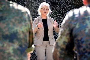 Dimiteix la ministra alemanya de Defensa per les crítiques sobre la seva gestió de la guerra d’Ucraïna