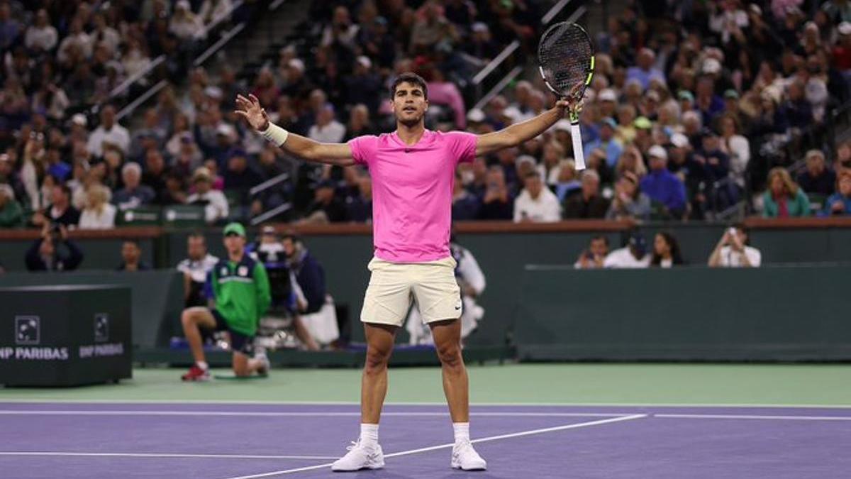 Alcaraz celebra su pase a semifinales de Indian Wells.