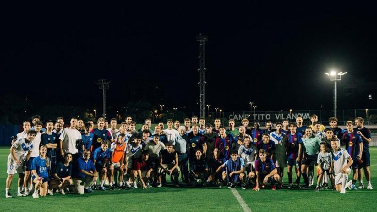 Los jugadores del Barça y el Europa al concluir el partido de entrenamiento.