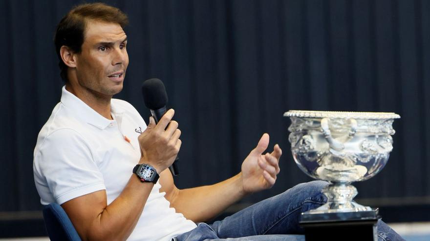 Rafael Nadal mit seiner Trophäe bei der Pressekonferenz am Mittwoch (2.1.) in Manacor.   | FOTO: CATI CLADERA/EFE