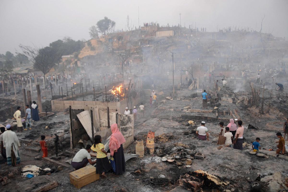 Un gran incendio en un campo de refugiados rohingya en el sureste de Bangladesh el domingo quemó 2.000 refugios, dejando a unas 12.000 personas sin hogar