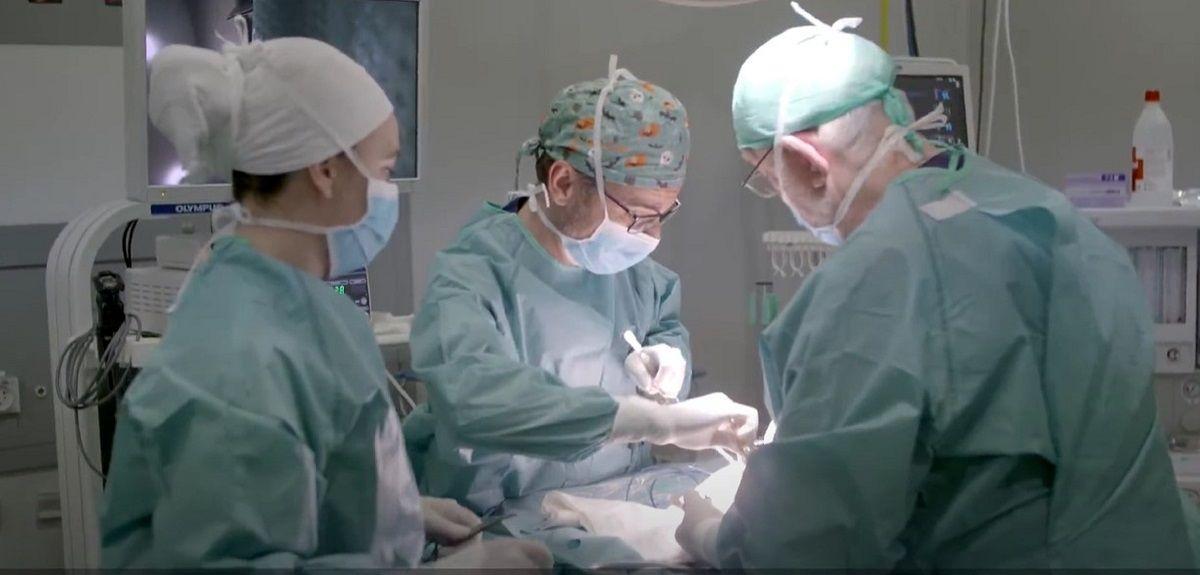 El doctor Blas Flor y su equipo en una cirugía laparoscópica de cáncer colorrectal.