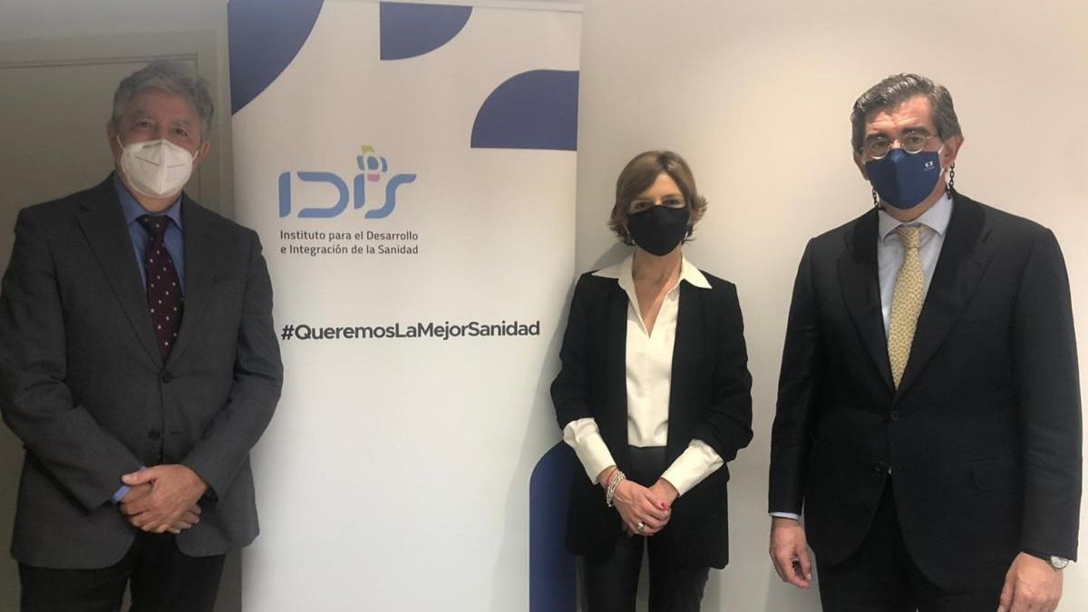 De izquierda a derecha. Juan Abarca, Marta Villanueva y Ángel de Benito, presidente, directora y secretario general de la Fundación IDIS.