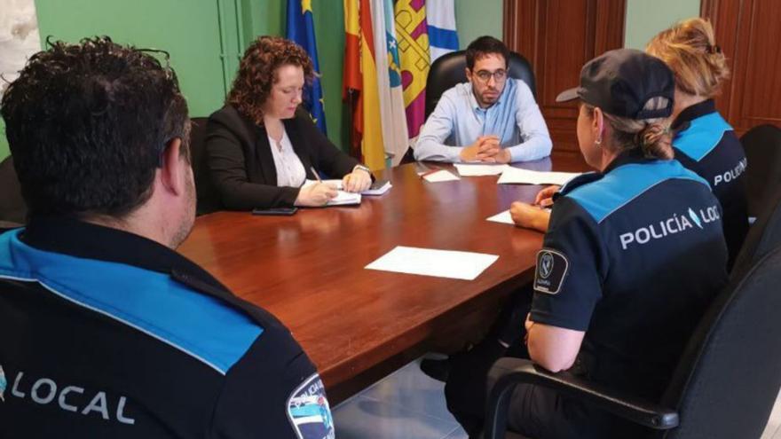 El regidor xalleiro Alberto Romar, de frente, en la reunión